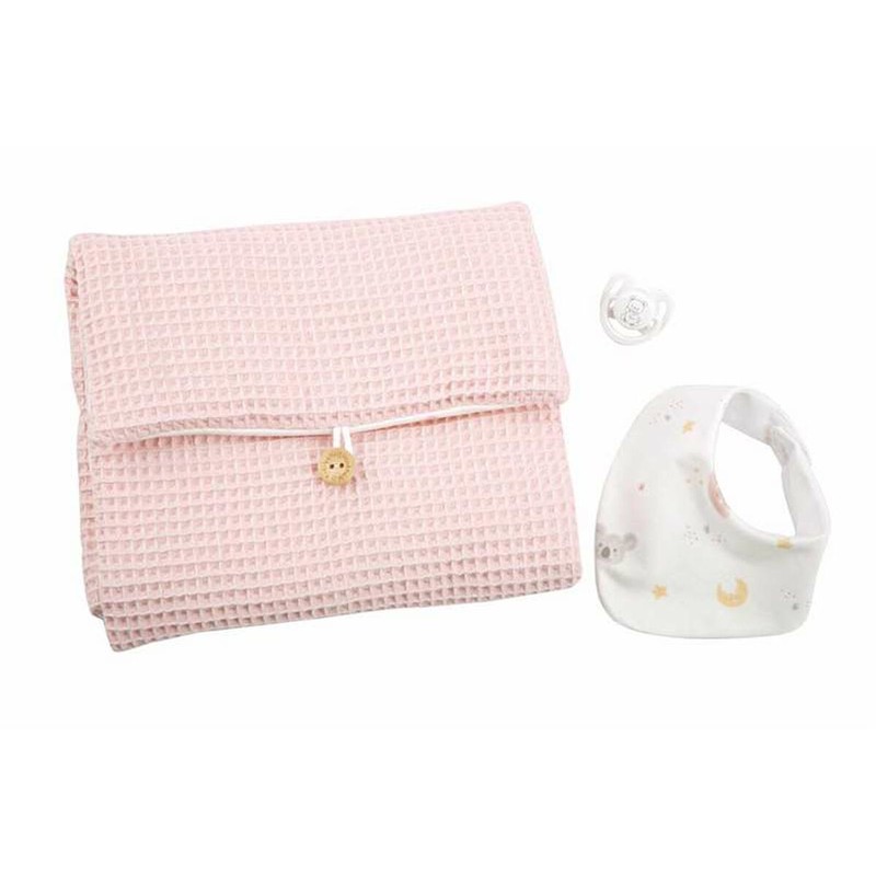 Muñeca Arias con accesorios, estimulando el juego simbólico y la imaginación infantil.