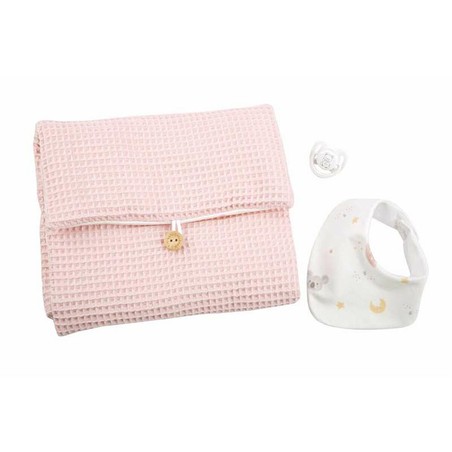 Muñeca Arias con accesorios, estimulando el juego simbólico y la imaginación infantil.