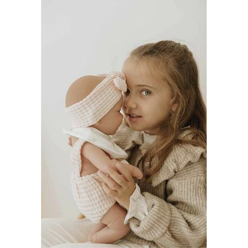 Primer plano de la cara de la muñeca Arias, con expresión dulce y realista.