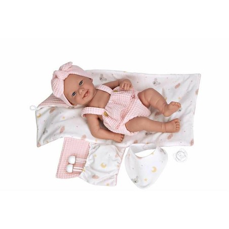 Muñeca Arias con su gorrito y babero, accesorios para un juego de cuidado realista.