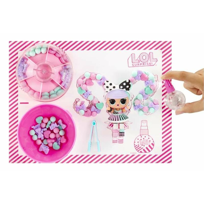 Detalle de una muñeca LOL con accesorios para peinar