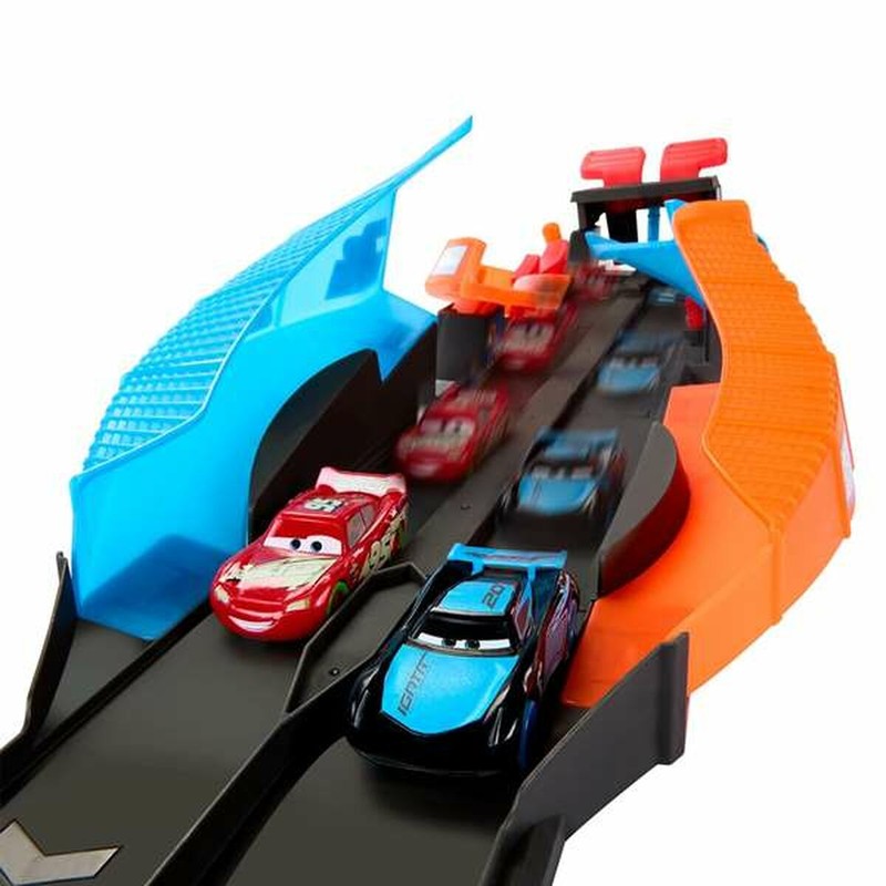 Niño jugando con la pista lanzadora Mattel en la oscuridad