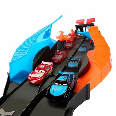 Niño jugando con la pista lanzadora Mattel en la oscuridad
