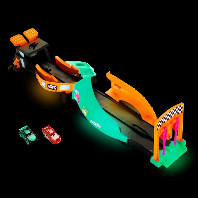 Acción de lanzamiento del coche de juguete en la pista luminosa