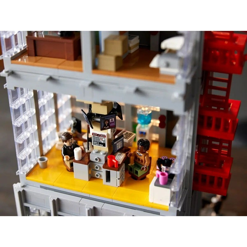 Maqueta LEGO Marvel 76178: Vista trasera con salida de emergencia