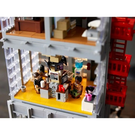 Maqueta LEGO Marvel 76178: Vista trasera con salida de emergencia