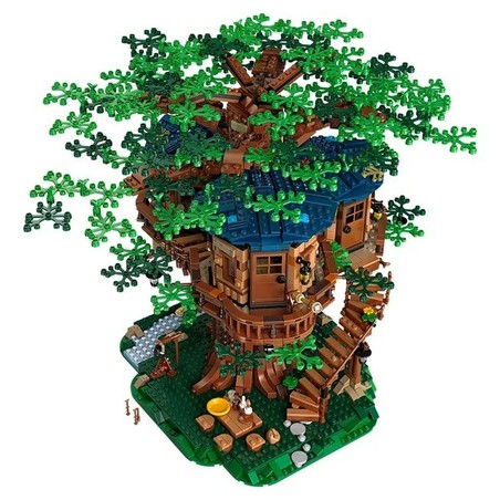 Casa del Árbol LEGO: Diseño sostenible con bloques de plástico de origen vegetal, inspirada en bloques madera ecológicos.