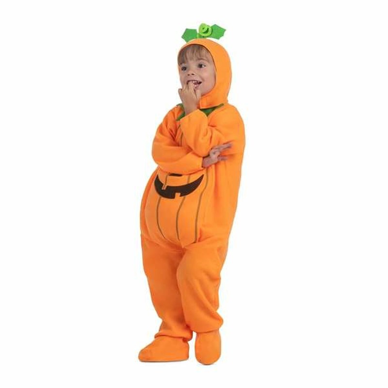 Niño de 3 años sonriendo con disfraz de calabaza, listo para jugar