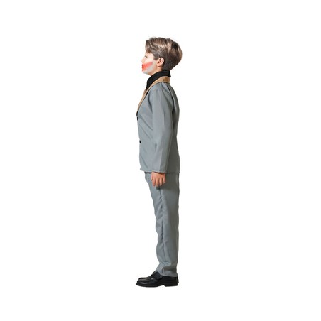 Niño jugando con capa superhéroe imaginaria