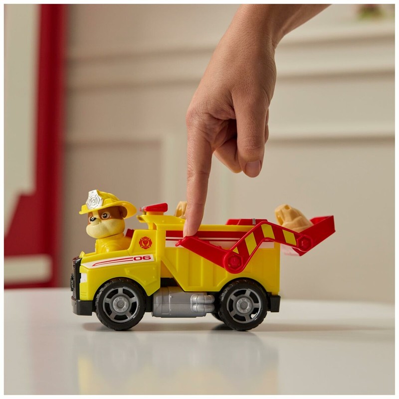 Rubble de Paw Patrol en su camión volquete lanzando proyectiles