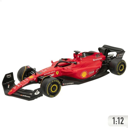Detalle de ruedas y chasis de coche radiocontrol Ferrari