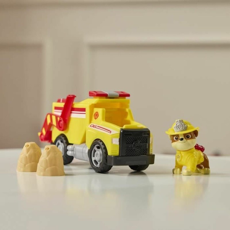 Niño jugando con el camión de Rubble: fomenta la imaginación