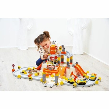 Niño jugando con camión juguete niños en el circuito de construcción Ecoiffier