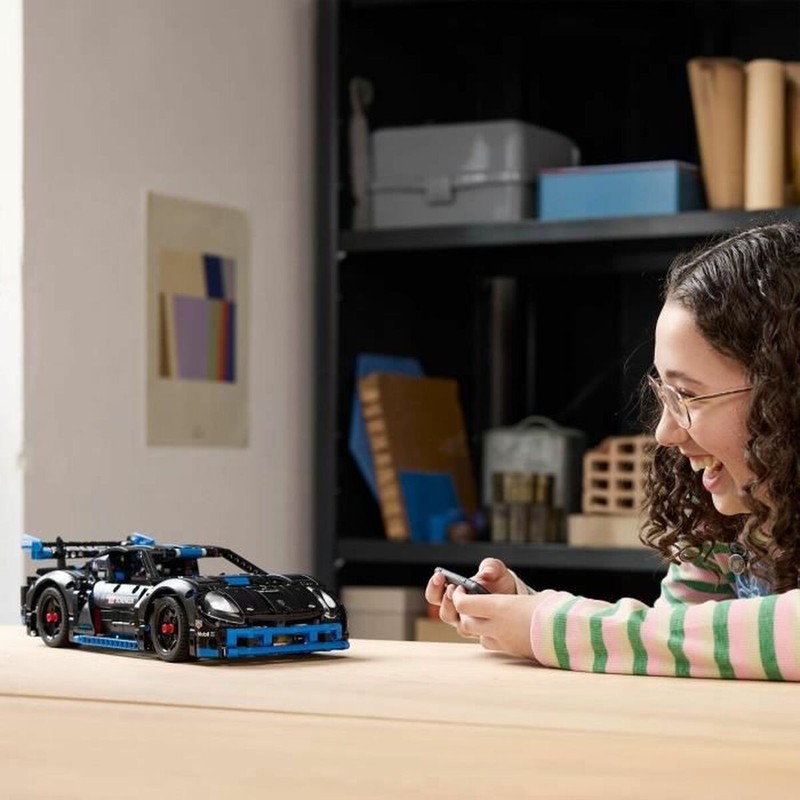 Lego Technic Porsche GT4: Vista lateral del coche de carreras teledirigido.