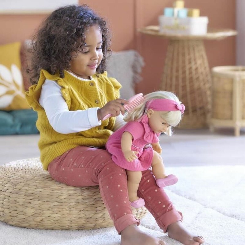 Primer plano del Muñeco Bebé Corolle Jade con su pelo suave, parte de un set construcción educativo para el desarrollo infantil.
