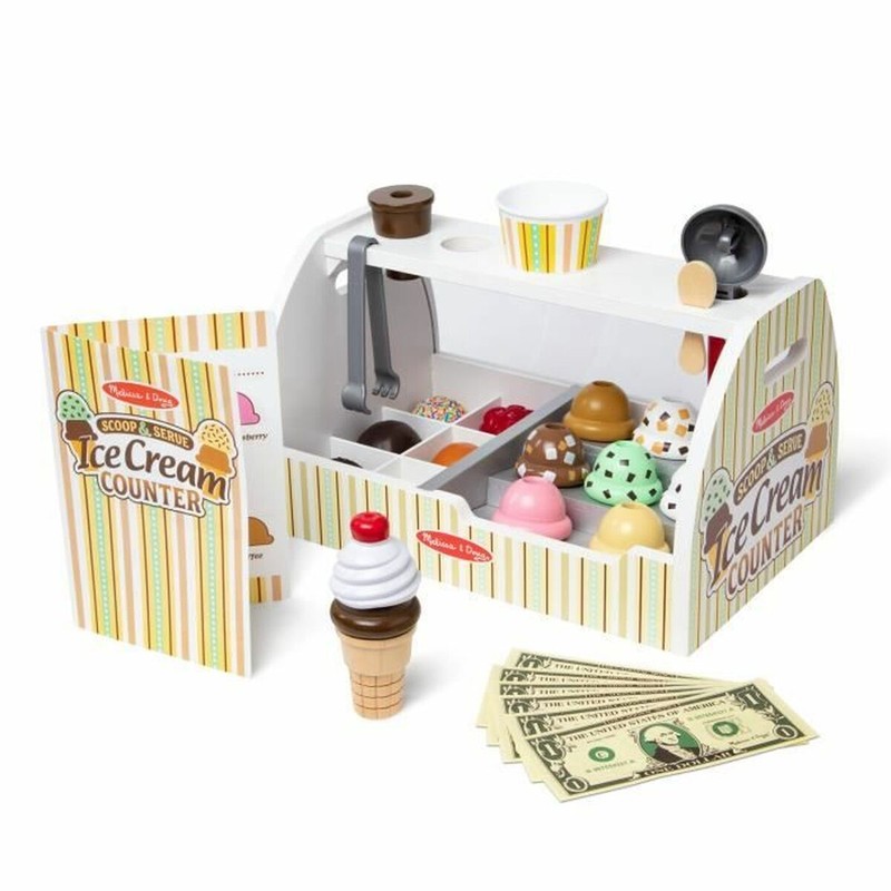 Niños compartiendo y jugando con el mostrador de helados