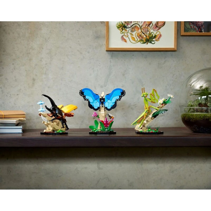 Detalle de bloques construcción de insectos LEGO para adultos