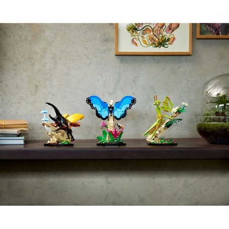 Detalle de bloques construcción de insectos LEGO para adultos