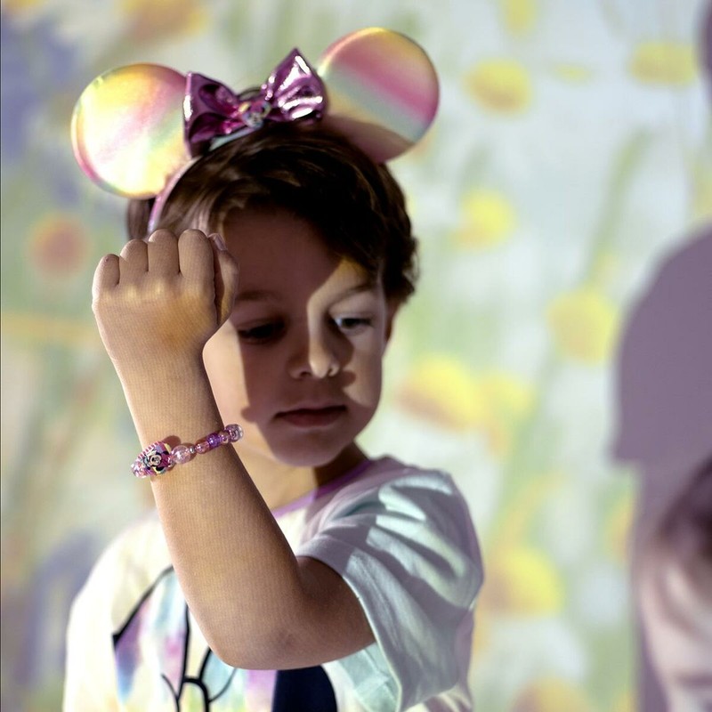 Accesorios Minnie Mouse: Detalle del collar y colgante