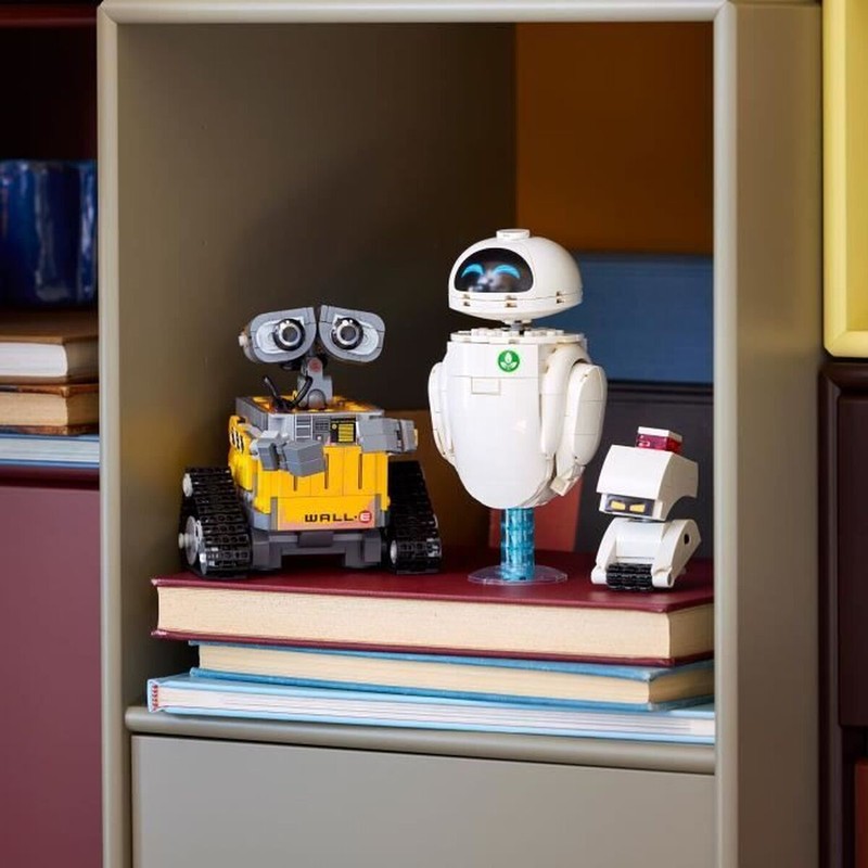 Vista lateral del set LEGO Wall-E de 811 piezas sobre fondo blanco