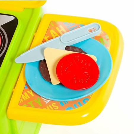 Niño jugando con la cocina de juguete Moltó, fomentando la creatividad