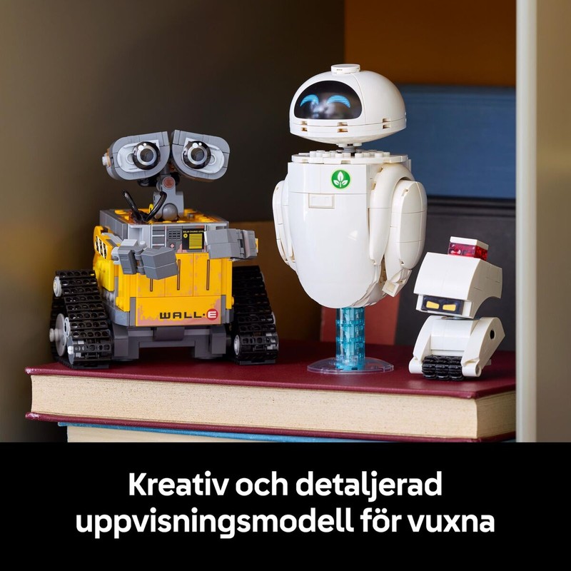 Figura de LEGO Wall-E sosteniendo la planta en su compartimento