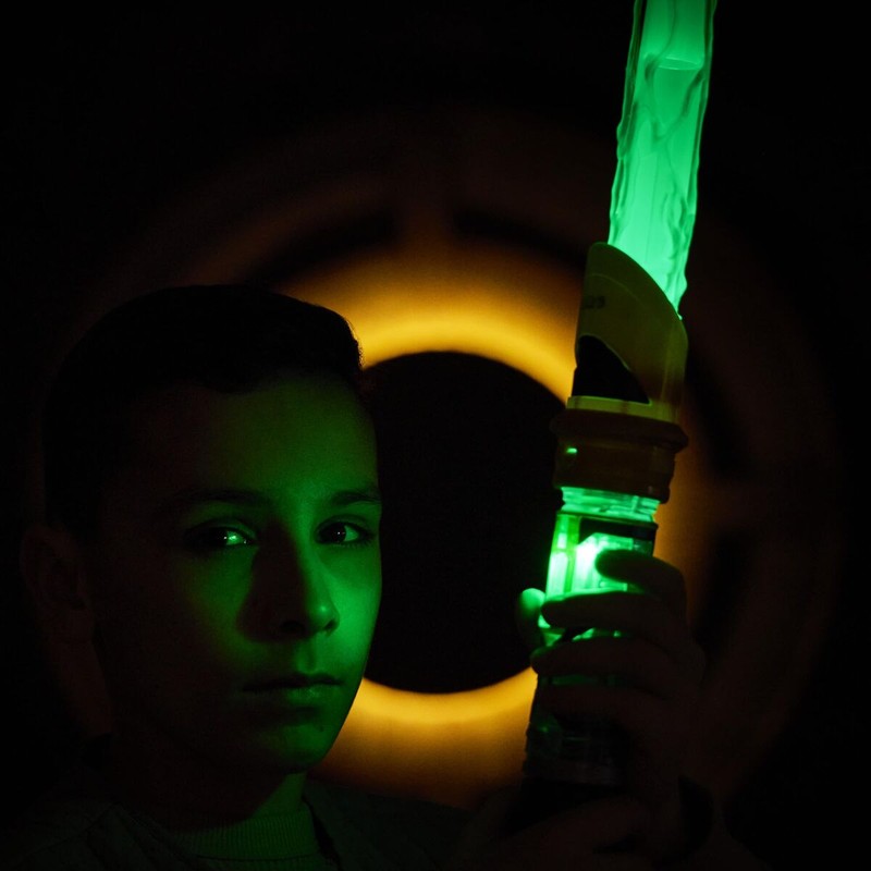 Disfraces Niños: Espada de Juguete Hasbro con Luz y Sonido
