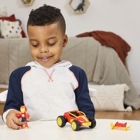 Escena de juego con figura acción Hasbro en ambiente infantil