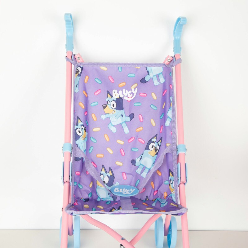 Cochecito muñecas infantil con diseño Bluey y asas ergonómicas.