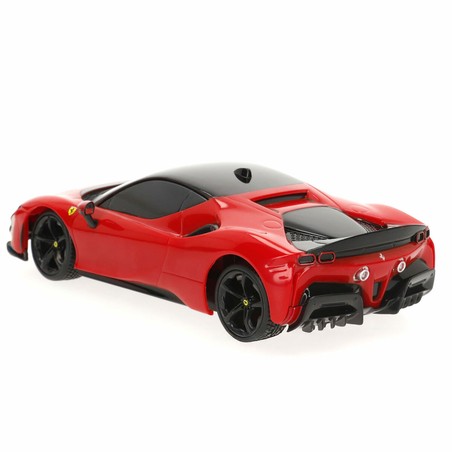 Coche Audi SF90 STRADALE de juguete junto a un camión juguete niños