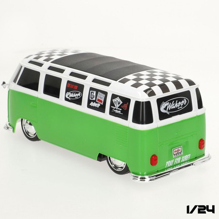Vista trasera del coche radiocontrol clásico, con detalles auténticos.