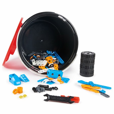 Coche Bandai junto a otros vehículos como un camión juguete niños