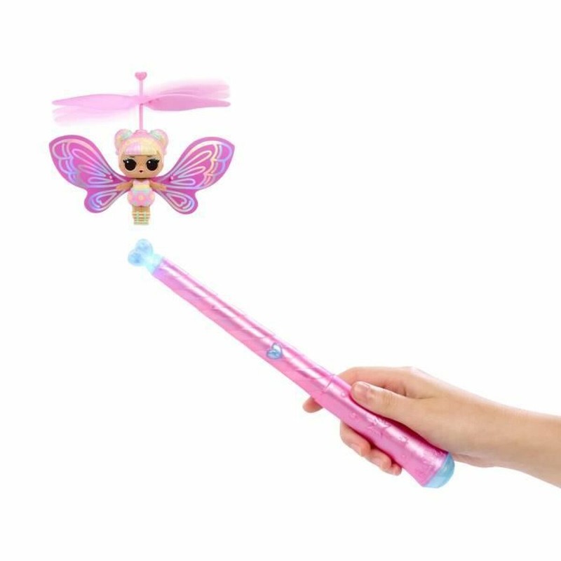 Muñeca interactiva LOL Surprise para niñas jugando