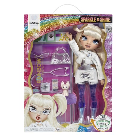 Muñeca Rainbow High de pie, perfil mostrando su articulación
