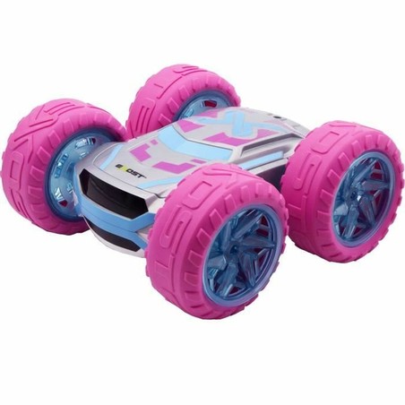 Niño jugando al aire libre con coche radiocontrol todo terreno