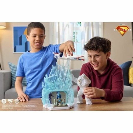 Niño jugando con el juguete de construcción Spin Master