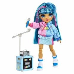 Muñeca Rainbow High articulada posando con su vibrante atuendo.