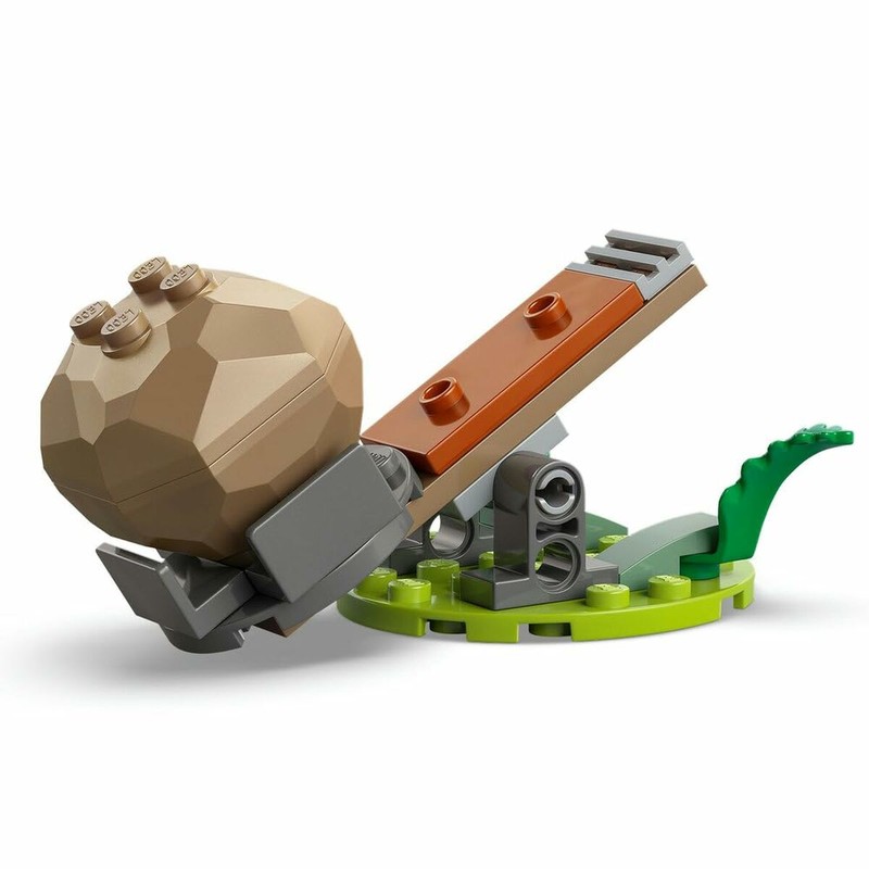 Niño construyendo el juguete LEGO Sonic 77005 con concentración