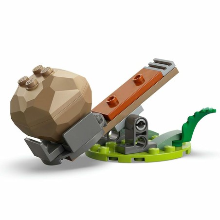 Niño construyendo el juguete LEGO Sonic 77005 con concentración