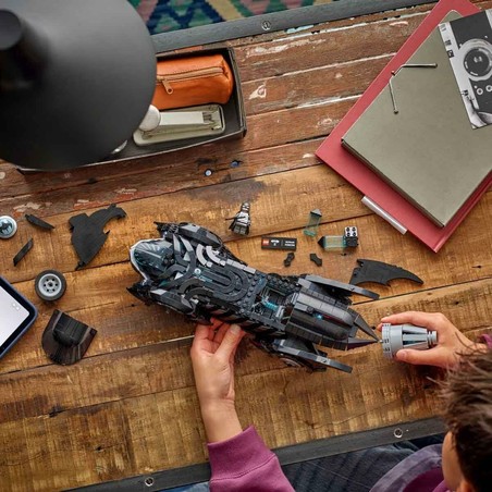 Detalles del Batmobile LEGO: Ruedas y carrocería.