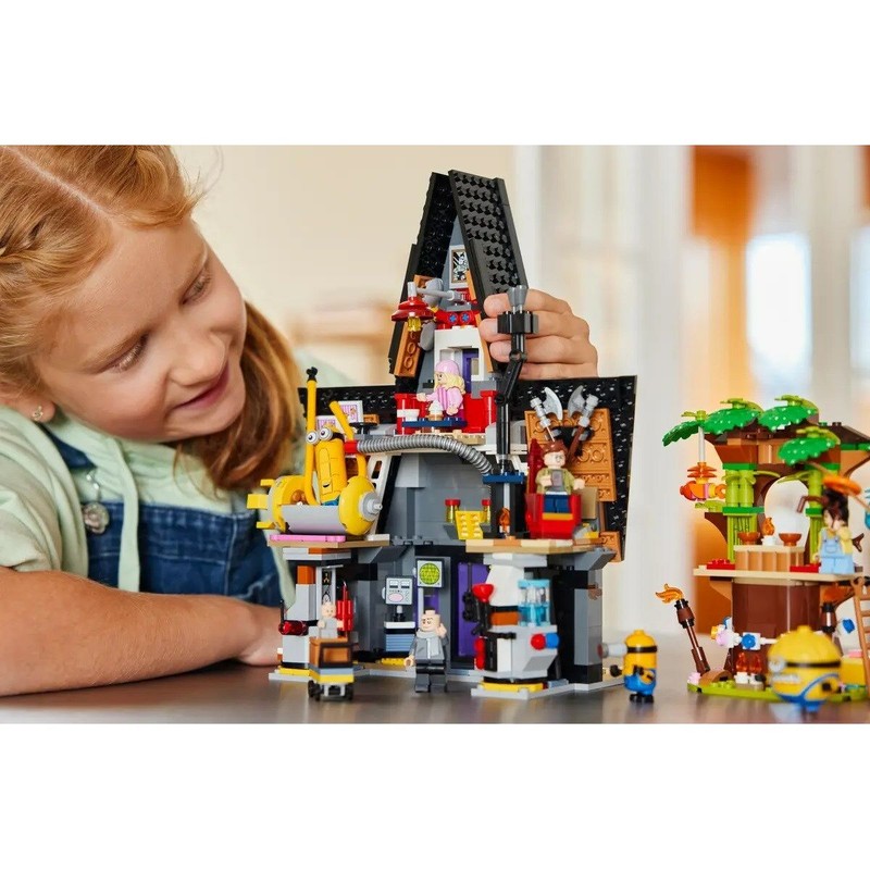 Creatividad infantil LEGO, escena de juego con los personajes