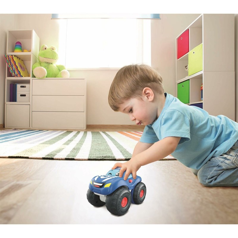 Niño jugando con el coche de juguete Clementoni Roger, desarrollo sensorial
