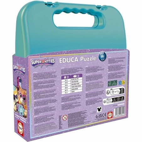Niña sonriendo mientras monta puzzle infantil SuperKitties de 25 piezas