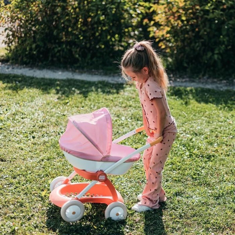 Niña jugando con accesorios de casa de muñecas Smoby, construcción niños 3 años