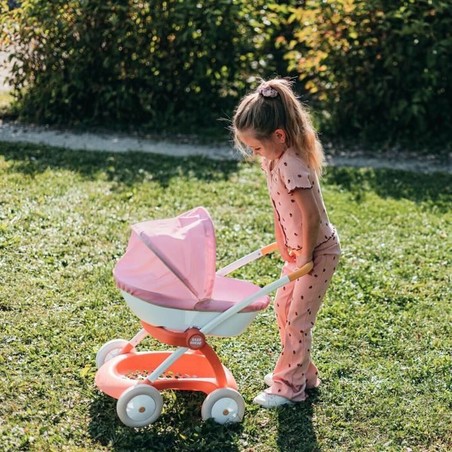Niña jugando con accesorios de casa de muñecas Smoby, construcción niños 3 años