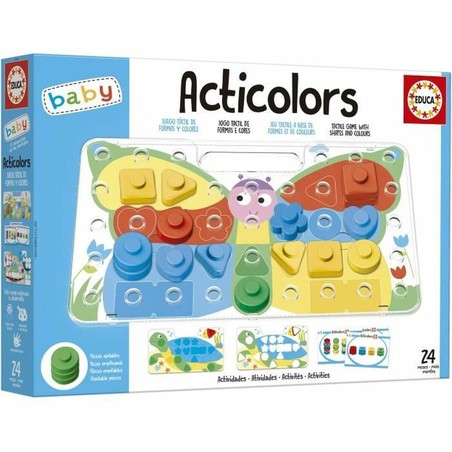 Niño jugando con set construcción educativo y figuras de animales