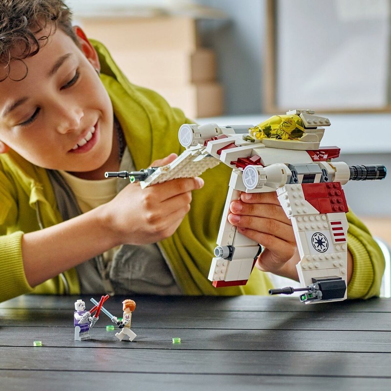 Escena de batalla espacial con Lego V-19 Torrent