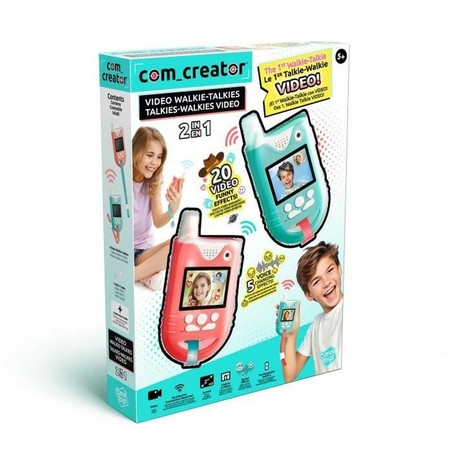 Niños jugando al aire libre con walkie-talkies, fomentando juguete construcción motricidad fina