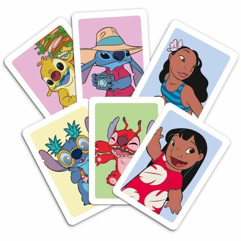 Niños jugando con juego mesa estrategia sencillo