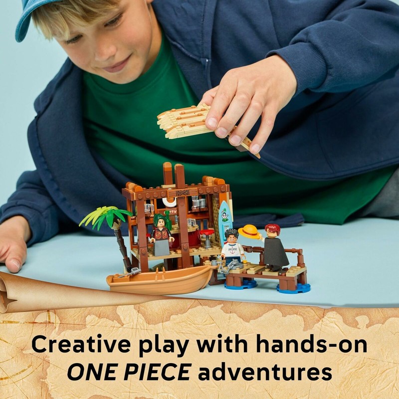 Detalle de las figuras LEGO ONE PIECE construyendo el Bar Fucsia